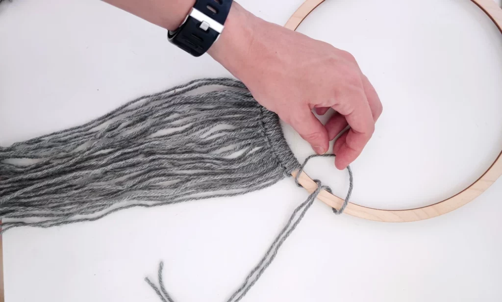 Okrągła dekoracja na ścianę z włóczki