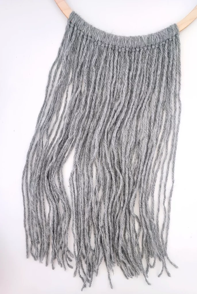 Ozdoba na ścianę z włóczki zrób to sam